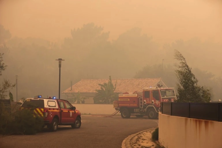 Petugas pemadam kebakaran mengambil posisi di Cazaux saat kota dievakuasi. Foto: File: Thibaud Moritz/AFP.