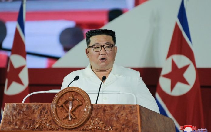 Pemimpin Korea Utara Kim Jong Un berbicara selama upacara untuk menandai peringatan ke-69 gencatan senjata Perang Korea, di Pyongyang, Korea Utara, dalam foto yang dirilis 27 Juli 2022 oleh Kantor Berita Pusat Korea (KCNA) Korea Utara. Foto: KCNA via Reuters.