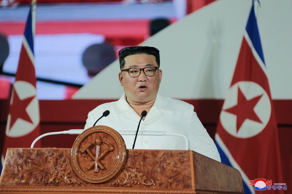 Pemimpin Korea Utara Kim Jong Un berbicara selama upacara untuk menandai peringatan ke-69 gencatan senjata Perang Korea, di Pyongyang, Korea Utara, dalam foto yang dirilis 27 Juli 2022 oleh Kantor Berita Pusat Korea (KCNA) Korea Utara. Foto: KCNA via Reuters.