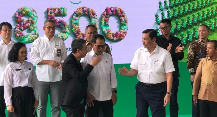 Singgung Grab, Luhut: Bikin Uangnya di Indonesia, Tinggalnya di Singapura