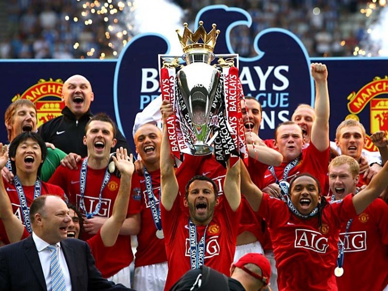 Pemain Manchester United sedang merayakan kemenangannya di Premier League musim 2013 (foto: istimewa)