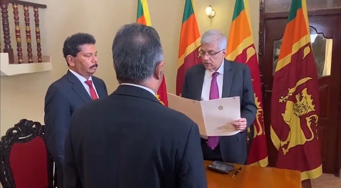 Perdana Menteri Sri Lanka, Ranil Wickremesinghe (73 Tahun) dilantik sebagai presiden sementara Sri Lanka pada Jumat, 15 Juli 2022.