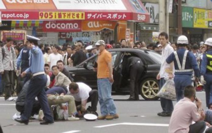 Orang-orang membantu korban serangan penikaman hari Minggu di distrik Akihabara Tokyo dalam foto yang diambil oleh pejalan kaki anonim pada tanggal 8 Juni 2008. Foto: Reuters/Kyodo.