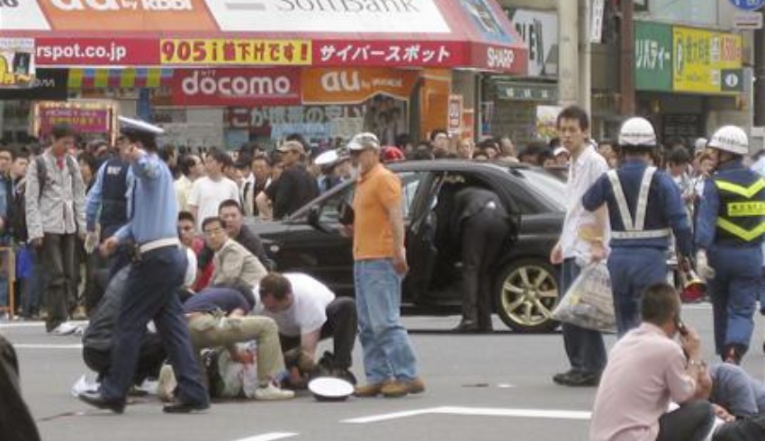 Orang-orang membantu korban serangan penikaman hari Minggu di distrik Akihabara Tokyo dalam foto yang diambil oleh pejalan kaki anonim pada tanggal 8 Juni 2008. Foto: Reuters/Kyodo.