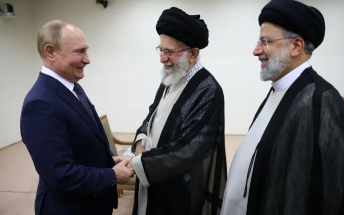 Pemimpin Tertinggi Iran Ayatollah Ali Khamenei, tengah, berjabat tangan dengan Presiden Rusia Vladimir Putin di Teheran, dengan Presiden Iran Ebrahim Raisi di sebelah kanan. Foto: HO Khamenei.ir.