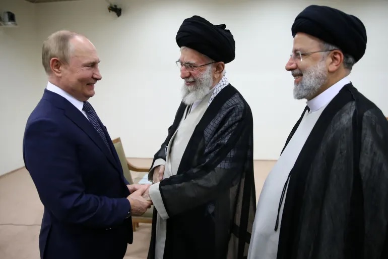 Pemimpin Tertinggi Iran Ayatollah Ali Khamenei, tengah, berjabat tangan dengan Presiden Rusia Vladimir Putin di Teheran, dengan Presiden Iran Ebrahim Raisi di sebelah kanan. Foto: HO Khamenei.ir.