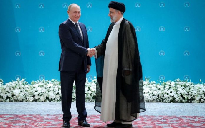 Presiden Rusia Vladimir Putin dan Presiden Iran Ebrahim Raisi bertemu sebelum pertemuan puncak para pemimpin dari negara-negara penjamin proses Astana, yang dirancang untuk menemukan penyelesaian damai dalam konflik Suriah, di Teheran, Iran 19 Juli 2022. Foto: WANA/Reuters.