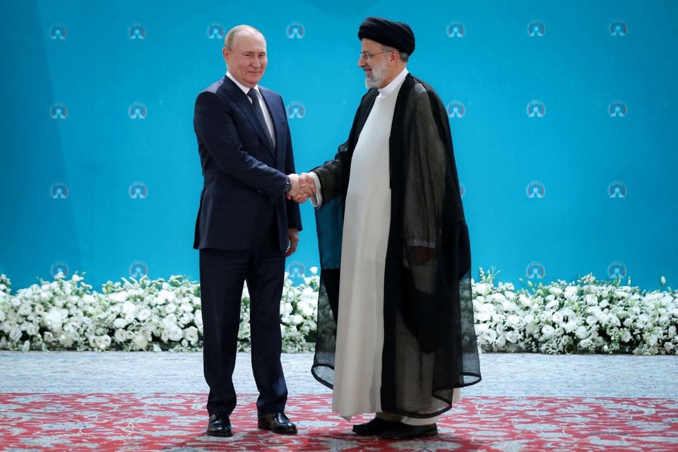 Presiden Rusia Vladimir Putin dan Presiden Iran Ebrahim Raisi bertemu sebelum pertemuan puncak para pemimpin dari negara-negara penjamin proses Astana, yang dirancang untuk menemukan penyelesaian damai dalam konflik Suriah, di Teheran, Iran 19 Juli 2022. Foto: WANA/Reuters.