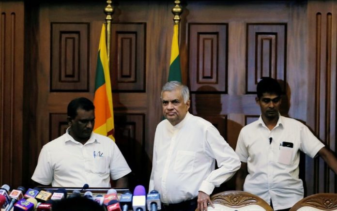 Perdana Menteri terguling Sri Lanka Ranil Wickremesinghe (tengah) tiba pada konferensi pers setelah pengadilan mengeluarkan perintah yang mencegah Perdana Menteri yang baru diangkat Mahinda Rajapaksa dari bertindak sebagai perdana menteri dan mengadakan rapat kabinet di Kolombo, Sri Lanka 4 Desember 2018. Foto: Reuters /Dinuka Liyanawatte/Files.