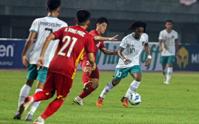 3 Ulah Suporter Indonesia yang Kurang Mengenakkan di Pertandingan Lawan Timnas Vietnam