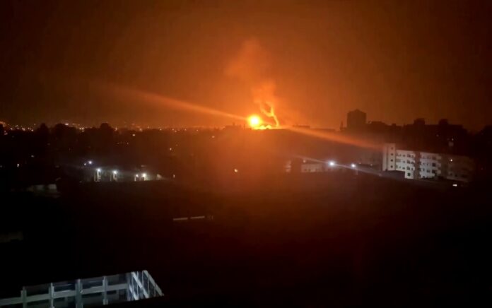 Sebuah rudal Israel menghantam sebuah situs di Kota Gaza pada Sabtu pagi. Foto: SS ReutersTV.