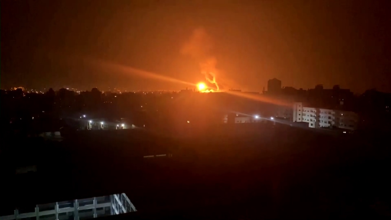 Sebuah rudal Israel menghantam sebuah situs di Kota Gaza pada Sabtu pagi. Foto: SS ReutersTV.