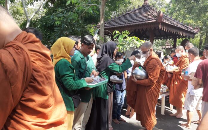 Bertemu Bhante Pannavaro, KKN Moderasi Beragama UIN SUKA Ikut Prosesi Pindapata