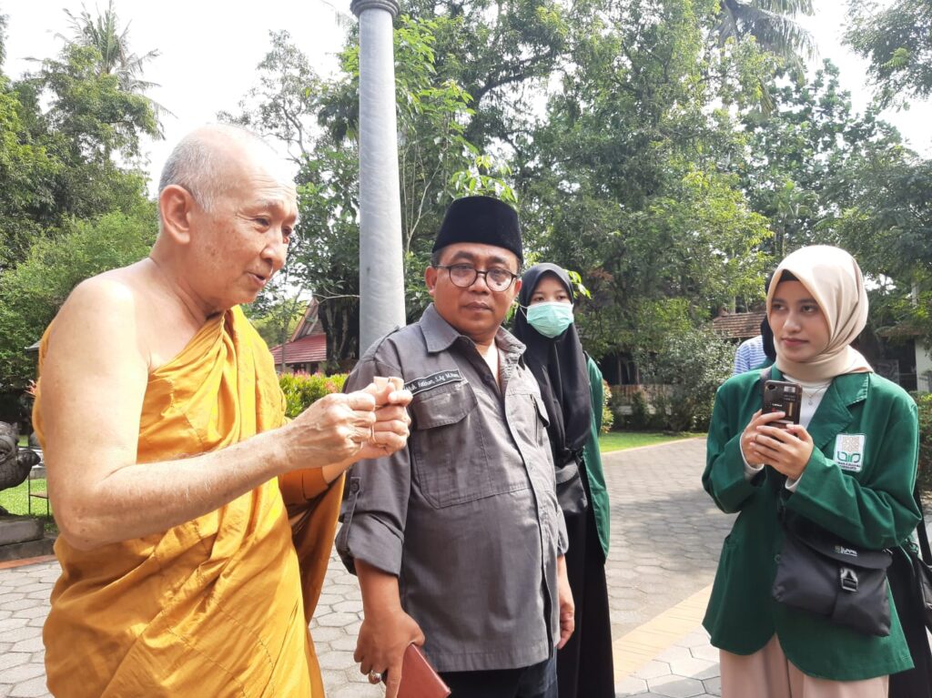 Bertemu Bhante Pannavaro, KKN Moderasi Beragama UIN SUKA Ikut Prosesi Pindapata