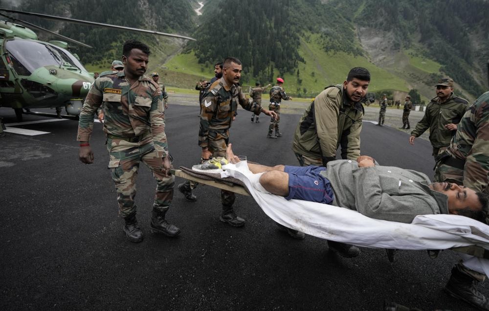 Tentara India membawa yang terluka akibat hujan deras untuk perawatan, di Baltal, 105 kilometer (65 mil) timur laut Srinagar, Kashmir yang dikuasai India, Sabtu, 9 Juli 2022. Foto: AP.