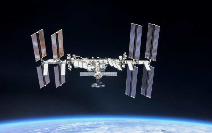 ISS telah mengorbit selama lebih dari dua dekade dan terus diduduki sejak November 2000. Foto: NASA/Roscosmos/HO Reuters.