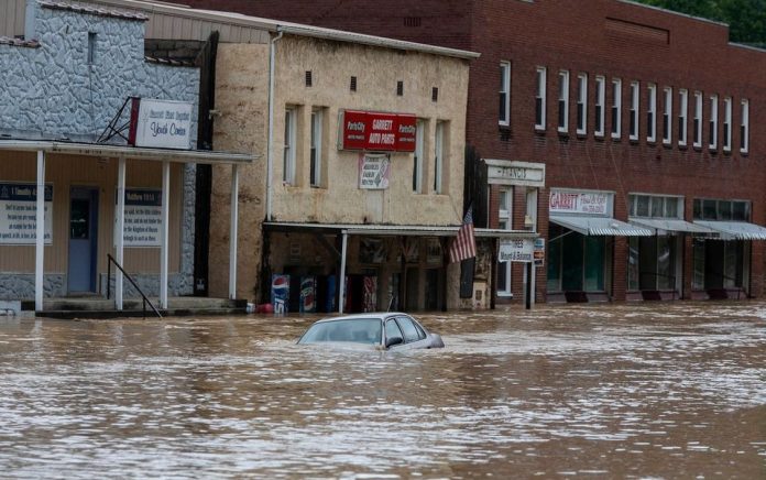 Sebuah mobil terendam air banjir di sepanjang Right Beaver Creek, setelah hujan deras seharian di Garrett, Kentucky, AS 28 Juli 2022. Foto: Pat McDonogh/USA TODAY NETWORK via Reuters.