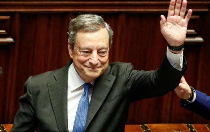 Perdana Menteri Italia Mario Draghi melambaikan tangan. Foto: Reuters/Remo Casilli.