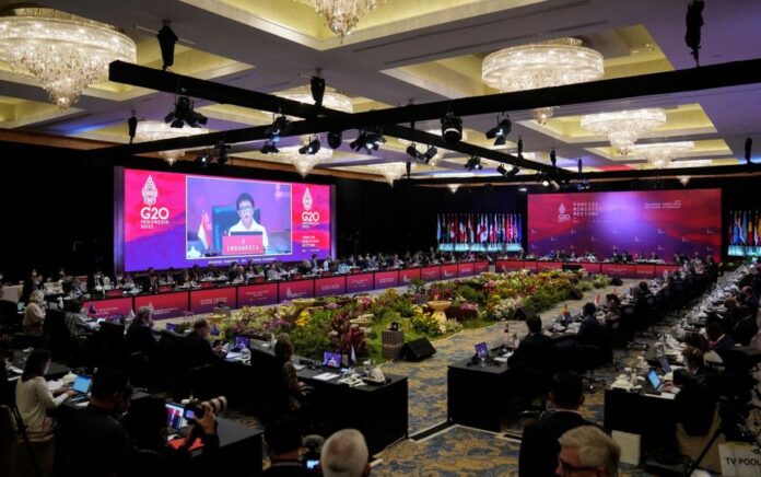 Para menteri dan anggota delegasi mendengarkan Menlu Retno Marsudi menyampaikan sambutannya pada sesi pembukaan Pertemuan Menlu G20 di Nusa Dua, Bali, Indonesia 8 Juli 2022. Dita Alangkara/Pool via Reuters