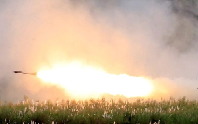 Pasukan militer AS menembakkan roket High Mobility Artillery Rocket System (HIMARS) selama latihan pendaratan amfibi tahunan Filipina-AS (PHIBLEX) di Crow Valley di Capas, provinsi Tarlac, utara Manila, Filipina 10 Oktober 2016. Foto: Reuters /Romeo Ranoco.