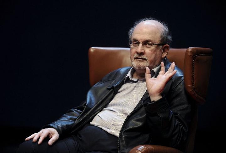 Diserang saat Mengisi Diskusi, Penulis Salman Rushdie Mengalami Tusukan di Leher dan Perut