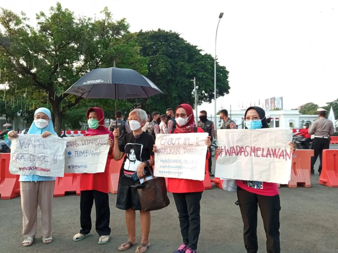 Wadon Wadas Tuntut Keadilan di Depan Istana Presiden