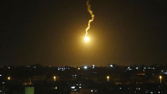 Balas Serangan Israel, Palestina Tembakkan 100 Roket