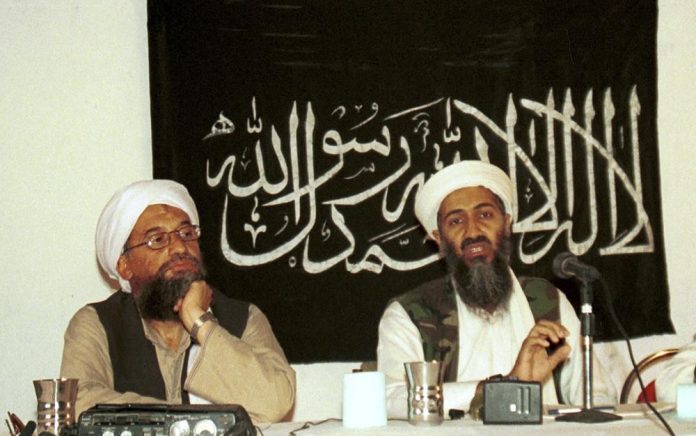 Dalam file foto 1998 ini tersedia Jumat, 19 Maret 2004, Ayman al-Zawahri, kiri, mendengarkan selama konferensi pers dengan Osama bin Laden di Khost, Afghanistan. Foto: AP Photo/Mazhar Ali Khan.