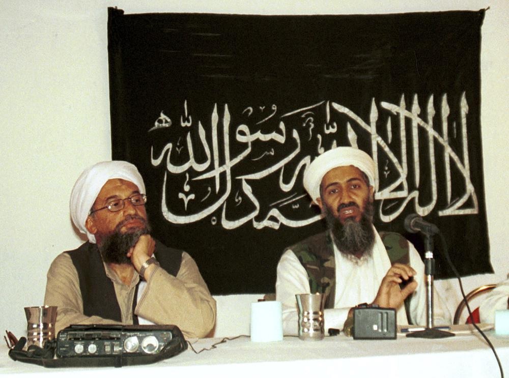 Dalam file foto 1998 ini tersedia Jumat, 19 Maret 2004, Ayman al-Zawahri, kiri, mendengarkan selama konferensi pers dengan Osama bin Laden di Khost, Afghanistan. Foto: AP Photo/Mazhar Ali Khan.