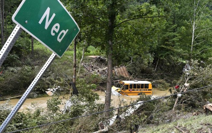 Sebuah bus sekolah Perry County hancur setelah terjebak dalam banjir Lost Creek di Ned, Ky., Jumat, 29 Juli 2022. Foto: AP Photo/Timothy D. Easley.