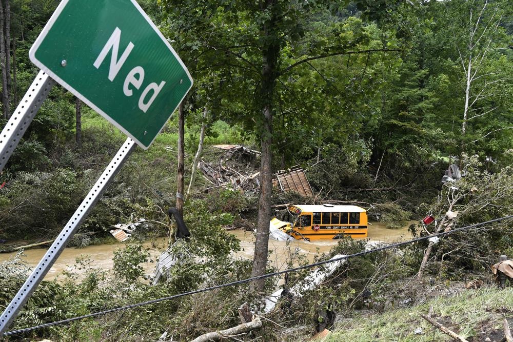 Sebuah bus sekolah Perry County hancur setelah terjebak dalam banjir Lost Creek di Ned, Ky., Jumat, 29 Juli 2022. Foto: AP Photo/Timothy D. Easley.