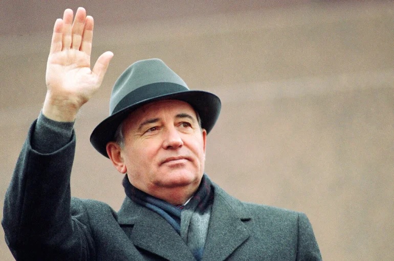 Mikhail Gorbachev melambai dari tribun Lapangan Merah saat perayaan Hari Revolusi di Moskow, 7 November 1989. Foto: File: Boris Yurchenko/AP Photo.