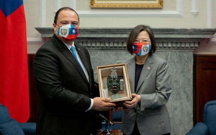 Presiden Taiwan Tsai Ing-wen bertemu dengan Menteri Luar Negeri Guatemala Mario Bucaro di kantor kepresidenan di Taipei, Taiwan dalam selebaran yang dirilis 30 Agustus 2022. Foto: Kantor Kepresidenan Taiwan.