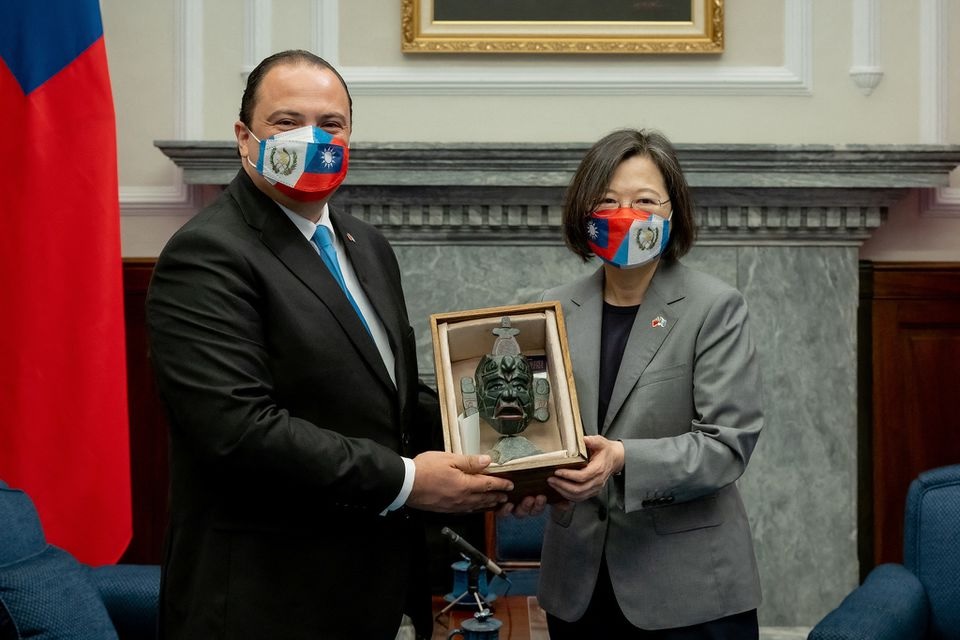 Presiden Taiwan Tsai Ing-wen bertemu dengan Menteri Luar Negeri Guatemala Mario Bucaro di kantor kepresidenan di Taipei, Taiwan dalam selebaran yang dirilis 30 Agustus 2022. Foto: Kantor Kepresidenan Taiwan.