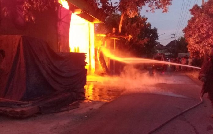 Gudang Kayu Terbakar Hebat di Driyorejo Gresik, 1 Mobil Hangus