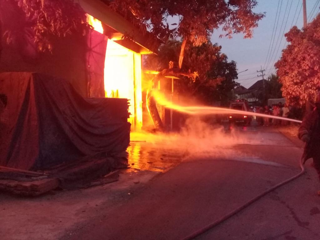 Gudang Kayu Terbakar Hebat di Driyorejo Gresik, 1 Mobil Hangus