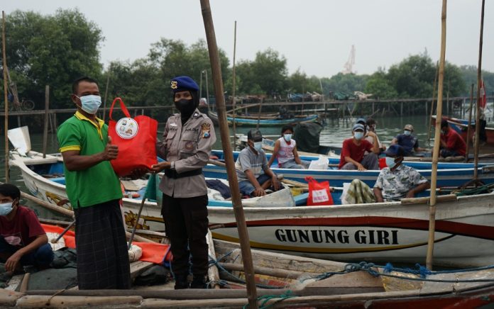 Sisir Kampung Nelayan, Polwan Gresik Bagi-bagi Ratusan Paket Sembako