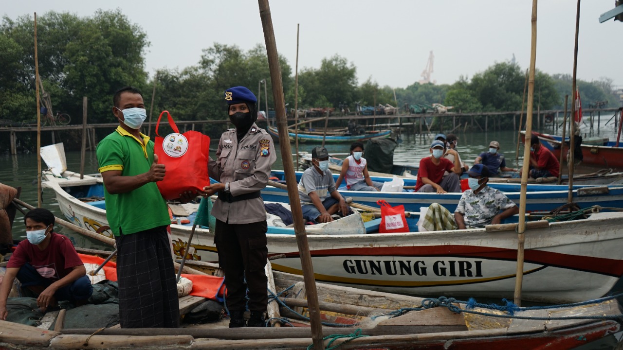 Sisir Kampung Nelayan, Polwan Gresik Bagi-bagi Ratusan Paket Sembako