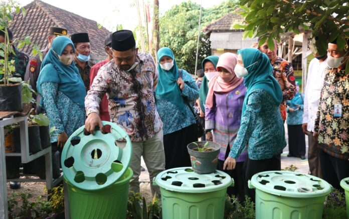 Gerbank Sajadah, Gerakan TP PKK Gresik Ajak Masyarakat Pintar Kelola Sampah