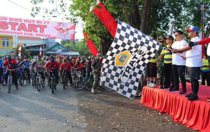Fun Bike Bupati Gresik Bareng Forkopimda Meriahkan Hari Kemerdekaan RI Ke-77