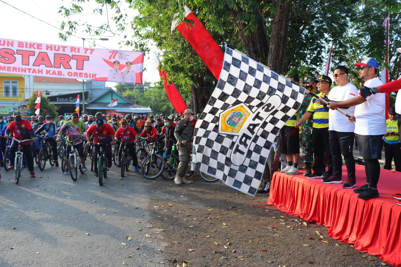Fun Bike Bupati Gresik Bareng Forkopimda Meriahkan Hari Kemerdekaan RI Ke-77