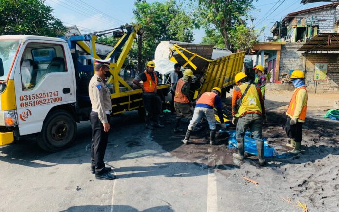 Dua Truk Bertabrakan di Jalan Deandels Pantura Gresik, Dua Orang Luka-luka