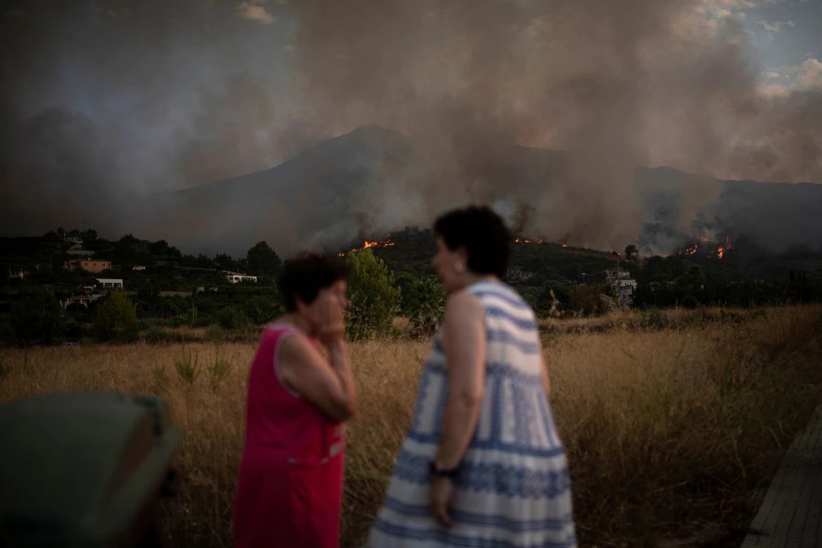 Selamatkan Desa dari Kebakaran Hutan Pemadam Kebakaran Spanyol Tewas