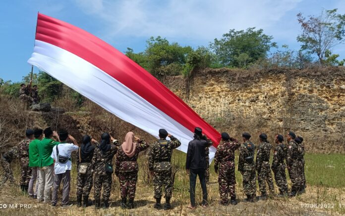 Pasukan Banser Kibar Bendera Raksasa di Bekas Galian C Gresik