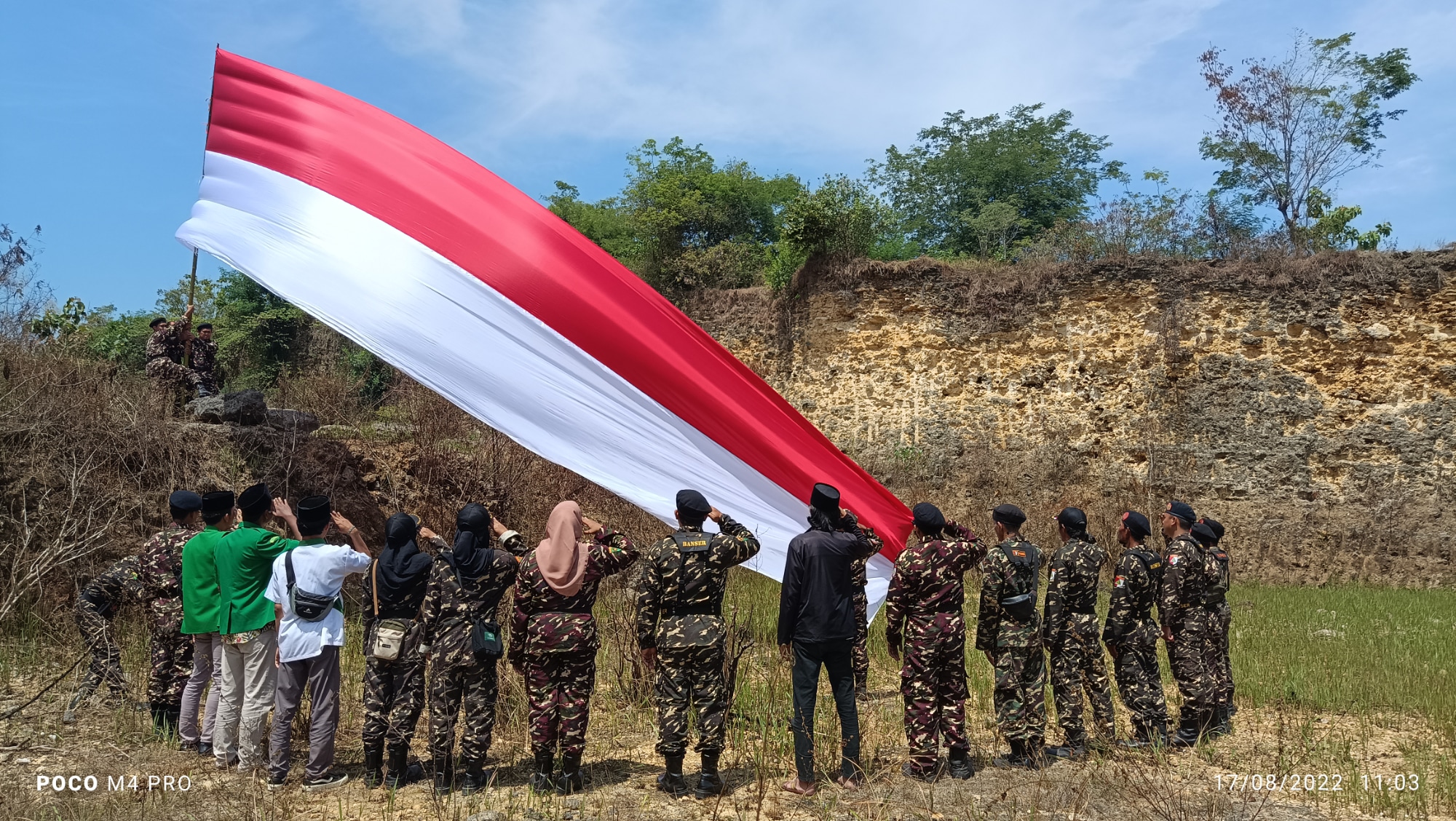 Pasukan Banser Kibar Bendera Raksasa di Bekas Galian C Gresik