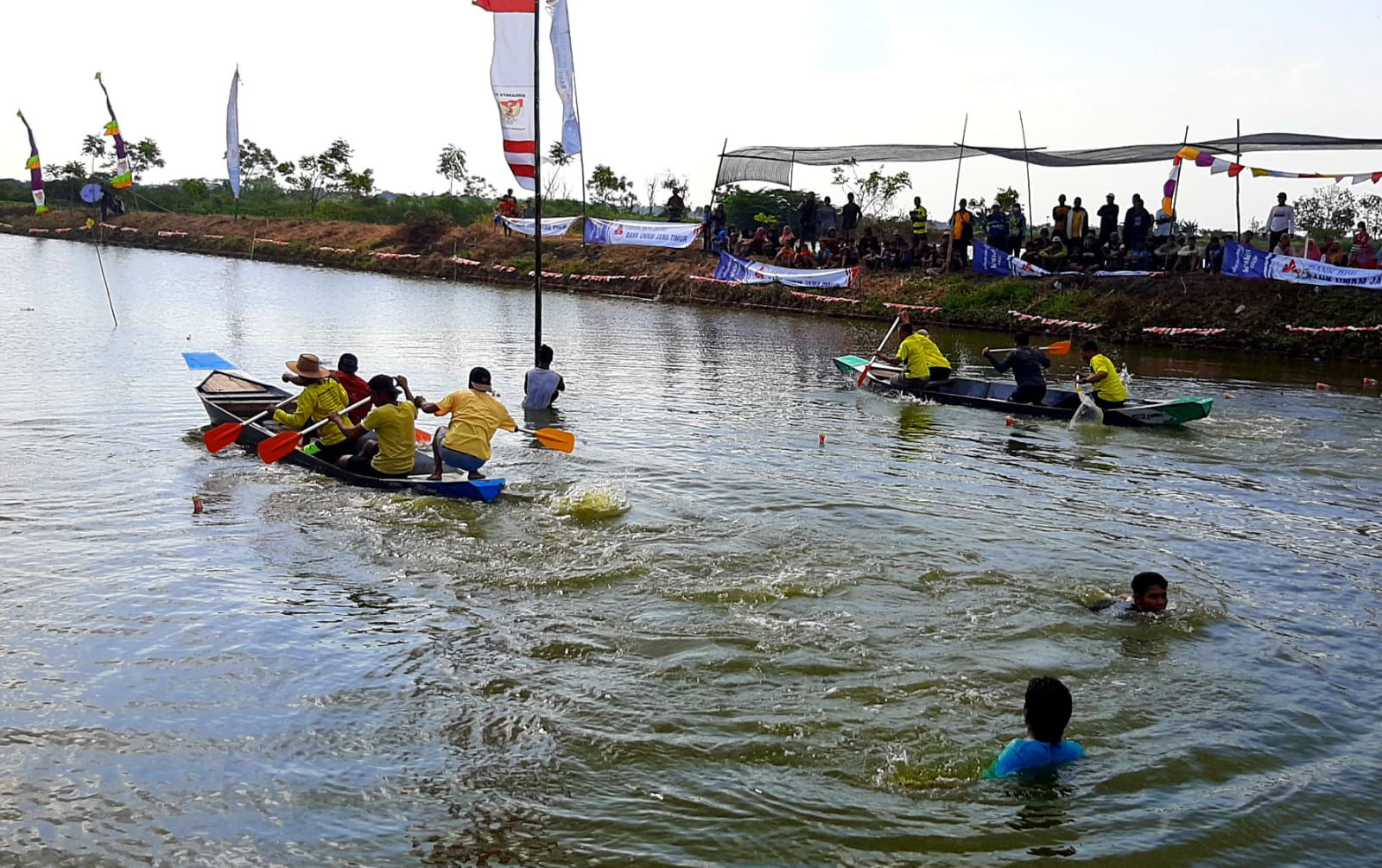 Berhadiah Jutaan Rupiah, 22 Tim Dayung Perahu Bertanding di Desa Gredek Gresik