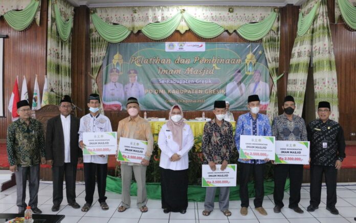 Ratusan Imam Masjid di Gresik Terima Bantuan Kehormatan