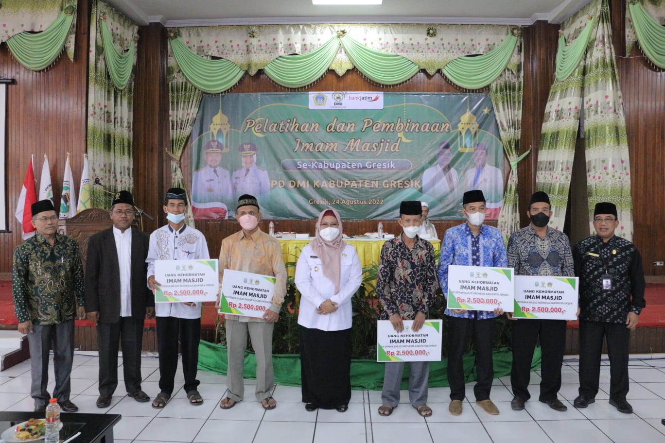 Ratusan Imam Masjid di Gresik Terima Bantuan Kehormatan