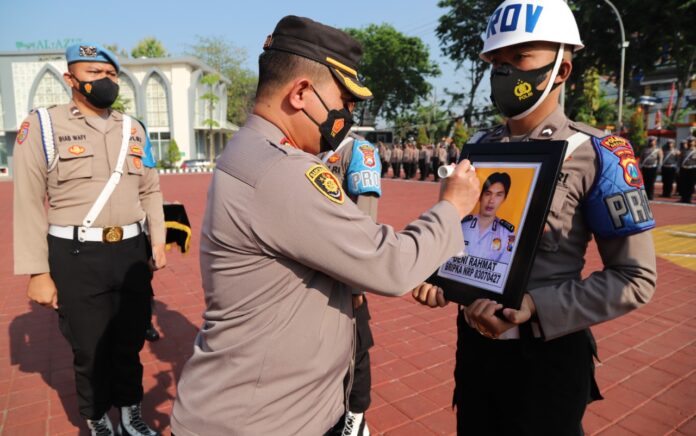 Langgar Kode Etik, Anggota Polsek Tambak Bawean Gresik Dicopot