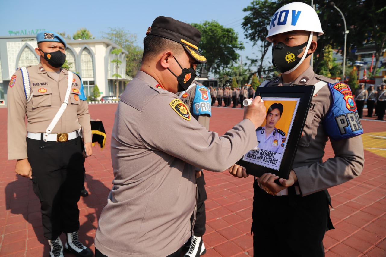 Langgar Kode Etik, Anggota Polsek Tambak Bawean Gresik Dicopot